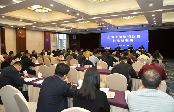 全国推动泥土墒情监测技术，，大红鹰娱乐官网助力绿色农业现代化发展