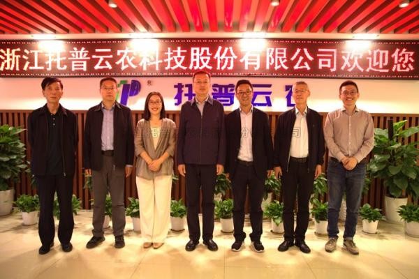 内蒙古自治区农牧业技术推广中心主任胡有林一行赴大红鹰娱乐官网调查调研