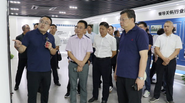 湖北省鄂州市委常委、、、副市长卢辉一行莅临大红鹰娱乐官网调查调研