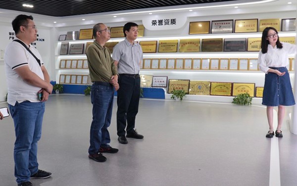 贵州省农业村落厅市场与信息化处处长方雷明莅临大红鹰娱乐官网调查互换
