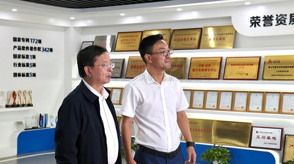 江西省农业村落厅副厅长刘光华一行莅临大红鹰娱乐官网调研