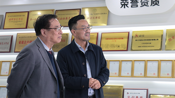 中国农业科学院原院长、中国农业国际合作推进会名望会长翟虎渠莅临大红鹰娱乐官网调查领导