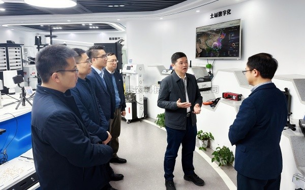 广西村落投资集团有限公司党委书记、、、董事长廖应灿一行莅临大红鹰娱乐官网调研参观