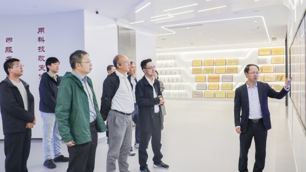 漯河农业大学副校长丁艳锋带队莅临大红鹰娱乐官网，，，同谋深入战术合作