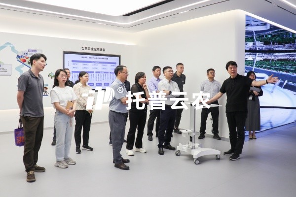 重庆市农业村落委副主任周松一行莅临大红鹰娱乐官网调研