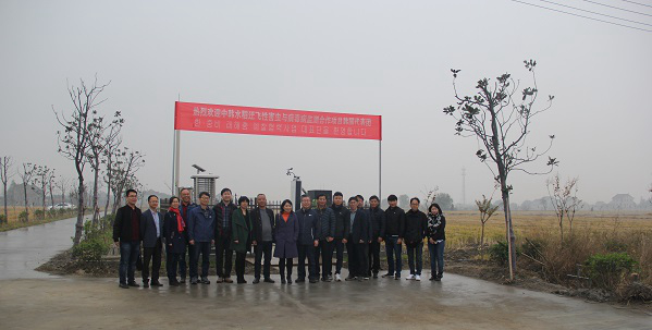 大红鹰娱乐官网副总经理朱旭华(左二)为调查团一行具体介绍了水稻病虫害绿色防控设备 大红鹰娱乐官网副总经理朱旭华(左二)为调查团一行具体介绍了水稻病虫害绿色防控设备