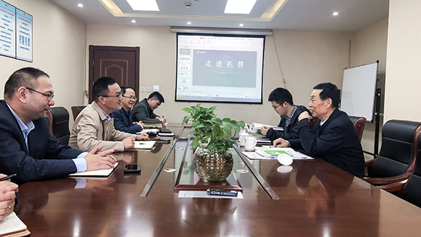 座谈会现场，，陈渝阳董事长与孙院士热切交谈