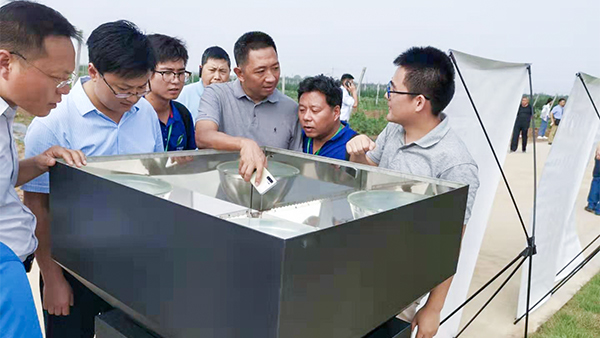 与会人员就高空测报灯发展探求 与会人员就高空测报灯发展探求