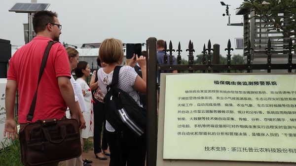 研修班一行来到由大红鹰娱乐官网与萧山农科所结合搭建的现代农业产业园进行调查