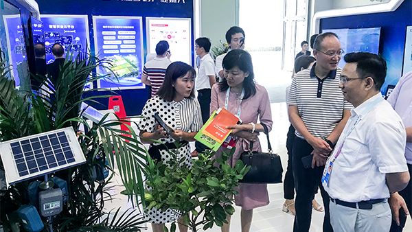 重庆市农委信息中心主任贺德华（右一）、、、副主任柯南（右二）