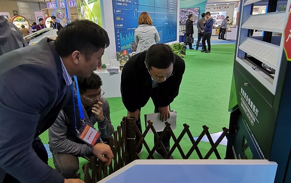 托普工作人员介绍智能设备 托普工作人员介绍智能设备