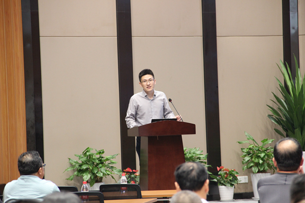 大红鹰娱乐官网副总经理陈曦向培训班作公司介绍