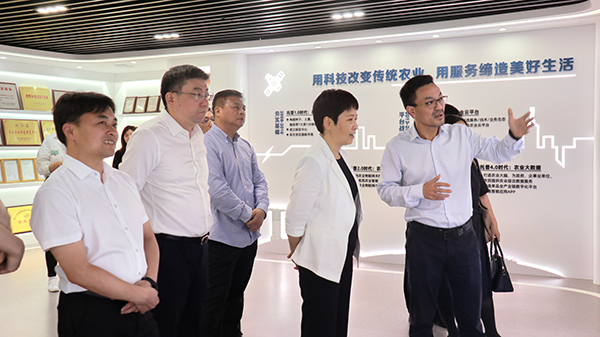 省科技厅党组书记何杏仁一行赴大红鹰娱乐官网调研农业科技工作 省科技厅党组书记何杏仁一行赴大红鹰娱乐官网调研农业科技工作