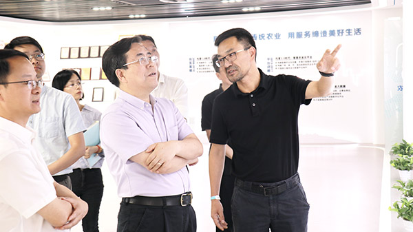 应义斌教授一行参观大红鹰娱乐官网数字三农展厅 应义斌教授一行参观大红鹰娱乐官网数字三农展厅