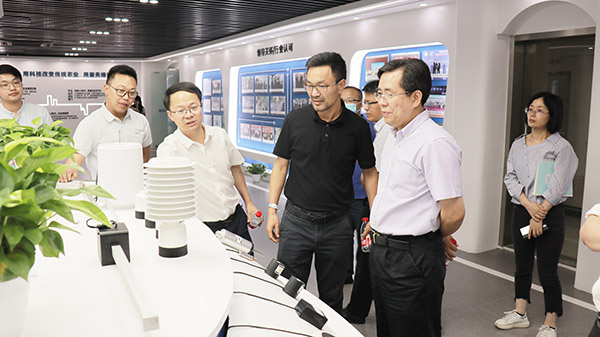 应义斌教授一行参观大红鹰娱乐官网数字三农展厅 应义斌教授一行参观大红鹰娱乐官网数字三农展厅