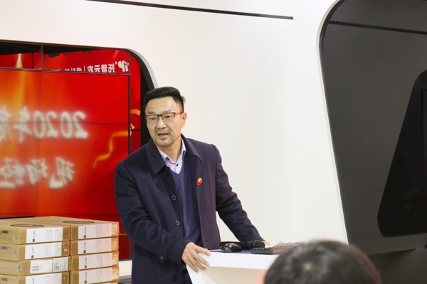 【2】陈渝阳董事长与同伴们进行分享。。.JPG