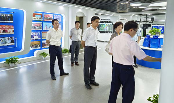 吴卿副厅长、、、陈清莉主委一行参观大红鹰娱乐官网数字三农展厅