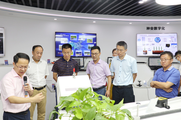 与会专家辅导参观大红鹰娱乐官网数字三农展厅 与会专家辅导参观大红鹰娱乐官网数字三农展厅