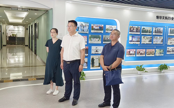 酒泉肃州区当局党组成员、、副区长范志俊参观大红鹰娱乐官网展厅?
