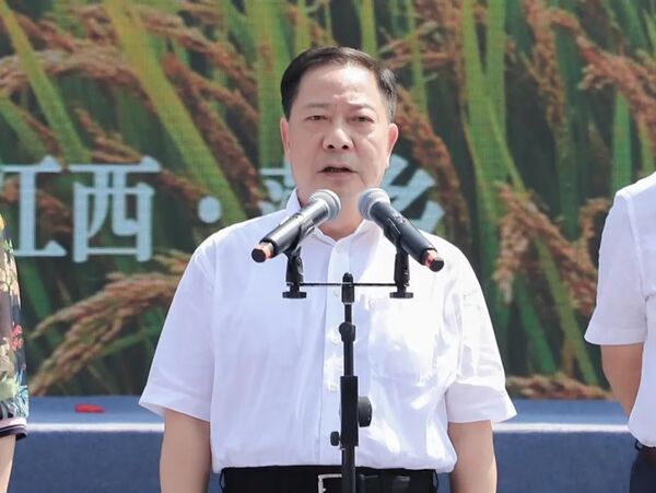江西省当局党组副书记、副省长殷美根颁发开幕