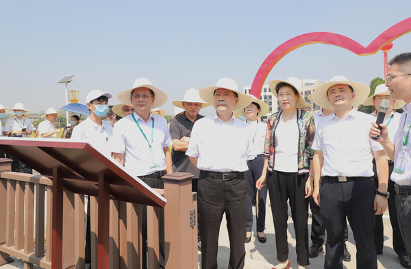 与会专家辅导参观大红鹰娱乐官网支持构建的智慧种业服务平台
