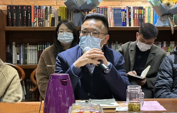 陈渝阳董事长与优良员工面对面互换.jpg